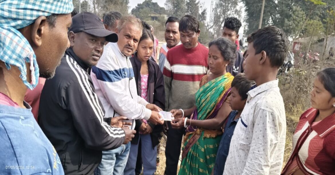 Urban Bank officials and union members handing over a ₹10,000 cheque to the wife of deceased railway trackman Lanka Purti in Chaibasa