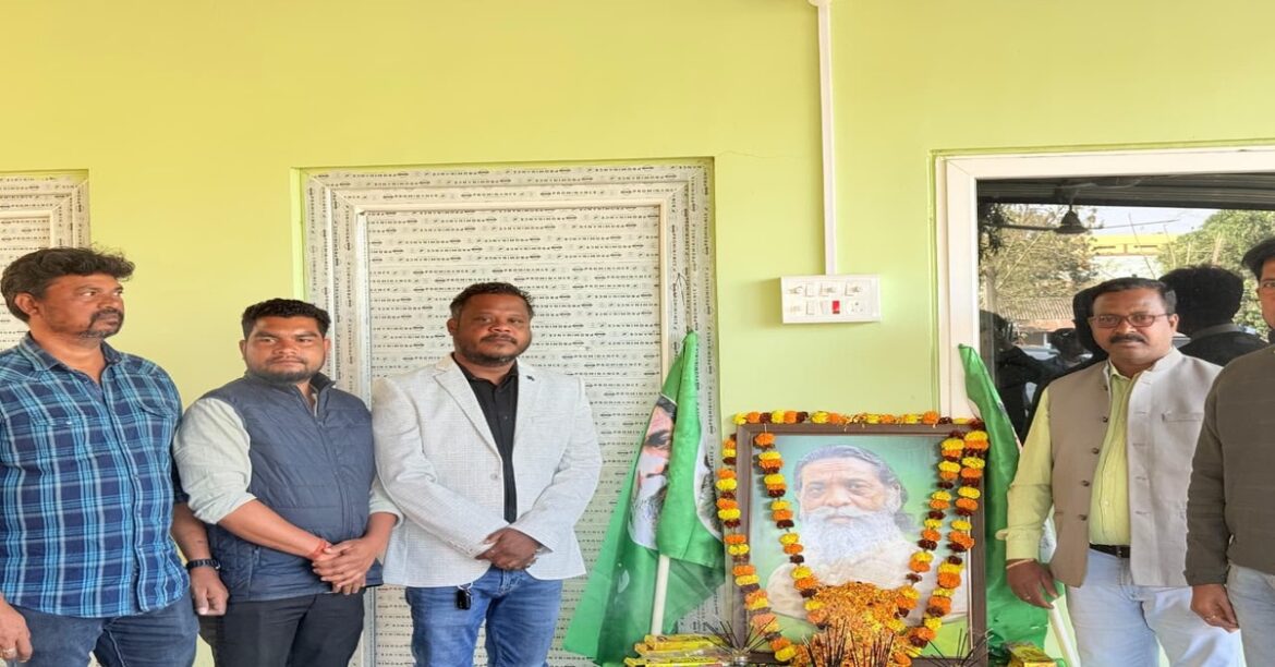 Shibu Soren birth anniversary celebrated at minister’s residential office in Chaibasa