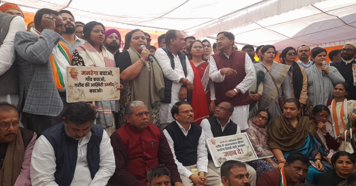 RANCHI: रांची में कांग्रेस ने MGNREGA का नाम बदलने के खिलाफ 'मनरेगा बचाओ' अभियान शुरू किया, ग्रामीण रोजगार पर असर डालने की चेतावनी दी।