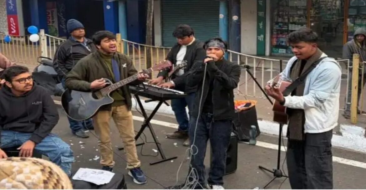 Youth enjoying music and dancing at Jam Street in Bistupur, Jamshedpur despite cold weather