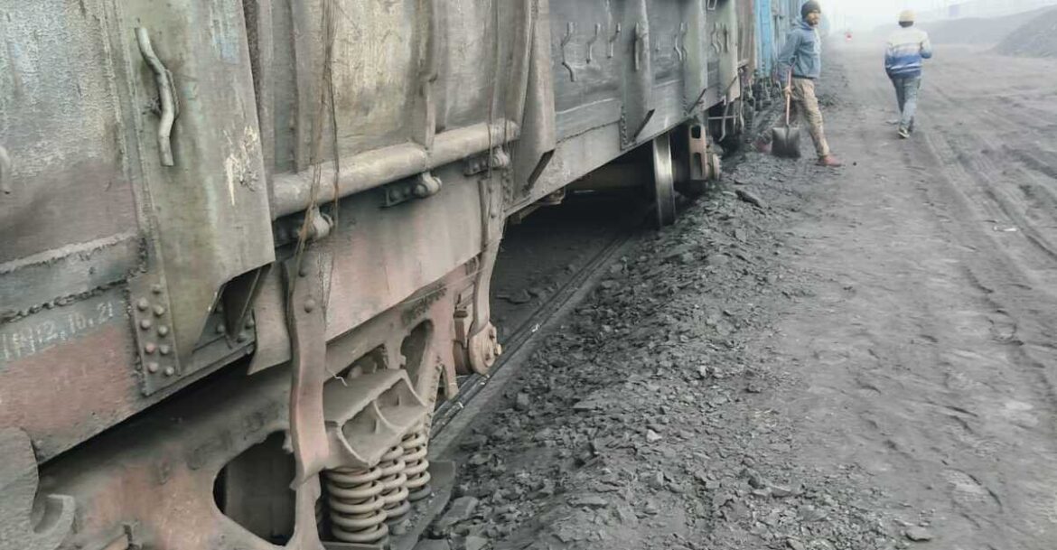 Goods train bogies derailed at Balumath railway siding in Lateha