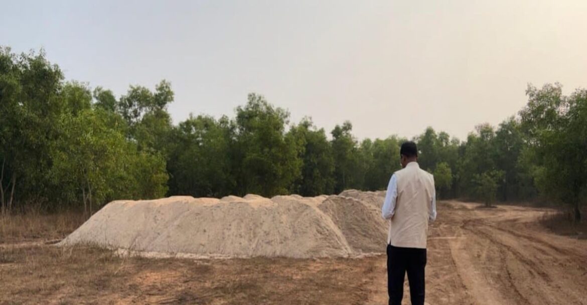 Illegal sand and iron ore seized by Saraikela Mining Department, JCB machine impounded