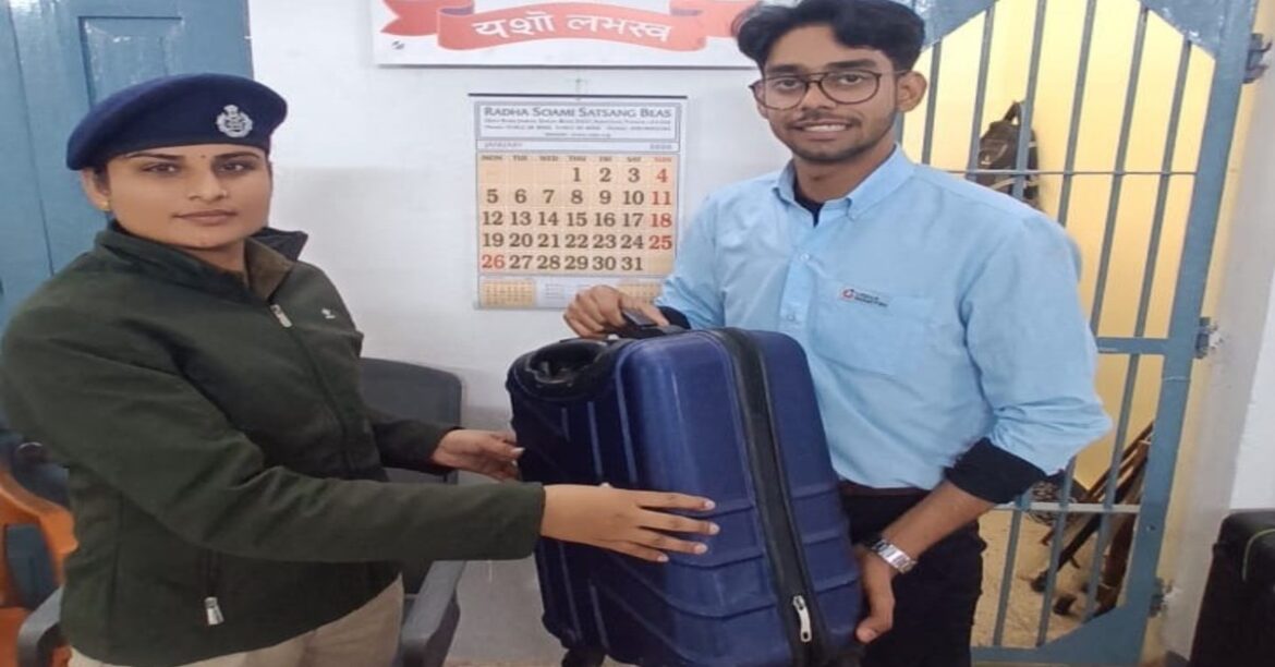 RANCHI: आरपीएफ हटिया ने दो अलग-अलग मामलों में यात्रियों की खोई संपत्ति बरामद कर सत्यापन के बाद उनके वास्तविक मालिकों को सौंपा।