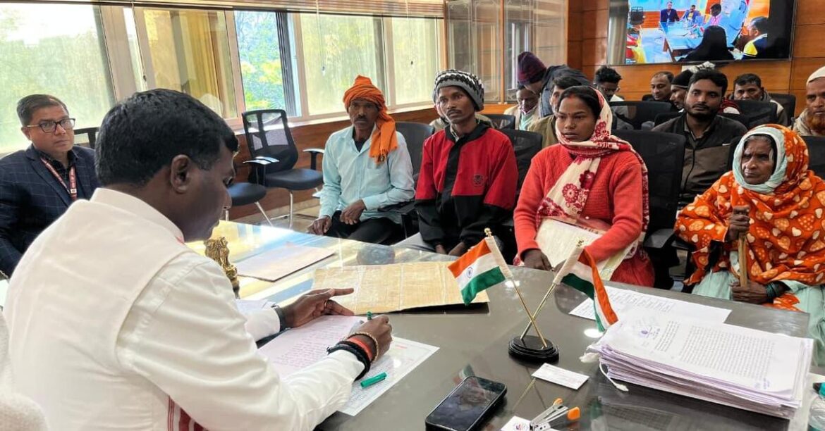 RANCHI: रांची जनता दरबार में उपायुक्त मंजूनाथ भजन्त्री ने भूमि विवाद, भू-माफिया और लापरवाह अधिकारियों पर सख्त कार्रवाई के निर्देश दिए।