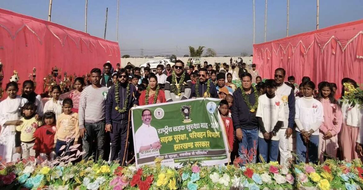 RANCHI: राष्ट्रीय सड़क सुरक्षा माह के तहत कांके के सदमा गांव में सड़क सुरक्षा चौपाल आयोजित, सैकड़ों ग्रामीणों को नियमों के प्रति किया गया जागरूक।