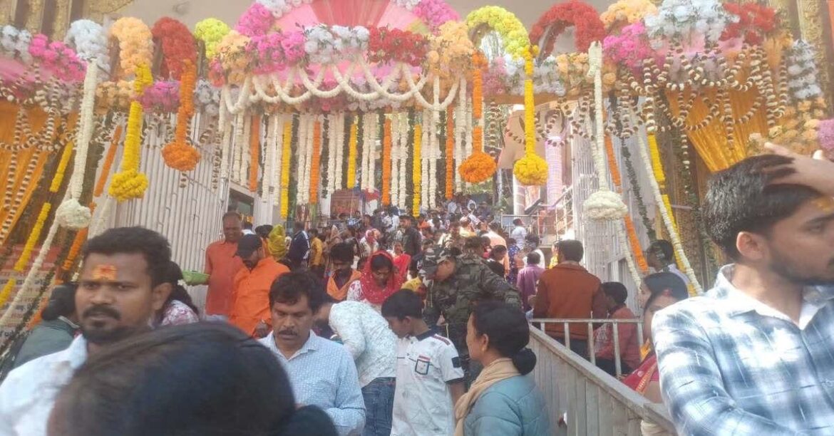 पहाड़ी मंदिर में श्रद्धालुओं की भीड़