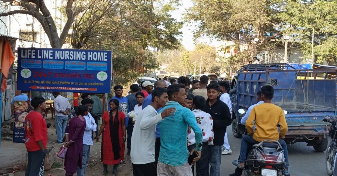 चाईबासा में सड़क पर गिरी स्कूटी को बाइक ने टक्कर मारी, हादसे में मोटरसाइकिल सवार की मौत, स्कूटी सवार गंभीर घायल।