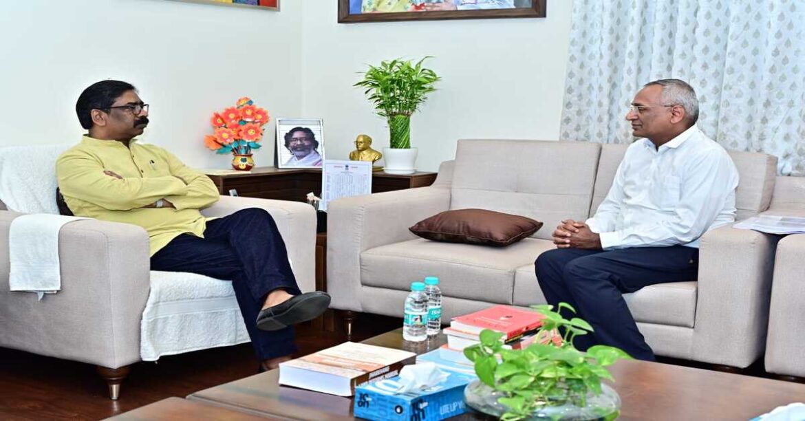 RANCHI: मुख्यमंत्री हेमन्त सोरेन ने वरिष्ठ वैज्ञानिक जी.भी.के. सुब्रमण्यम से मुलाकात की, स्वदेशी कैंसर उपचार मशीन की जानकारी प्राप्त की और राज्य में स्वास्थ्य सुधार की बात की।