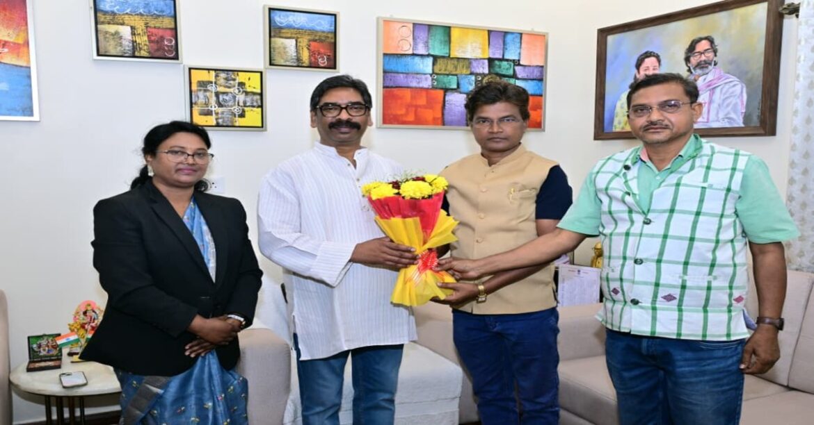 मुख्यमंत्री हेमन्त सोरेन से पंडित रघुनाथ मुर्मु हेरिटेज ट्रस्ट ने मुलाकात की, ओलचिकी शताब्दी समारोह पर चर्चा की और मानचित्र भेंट किया।