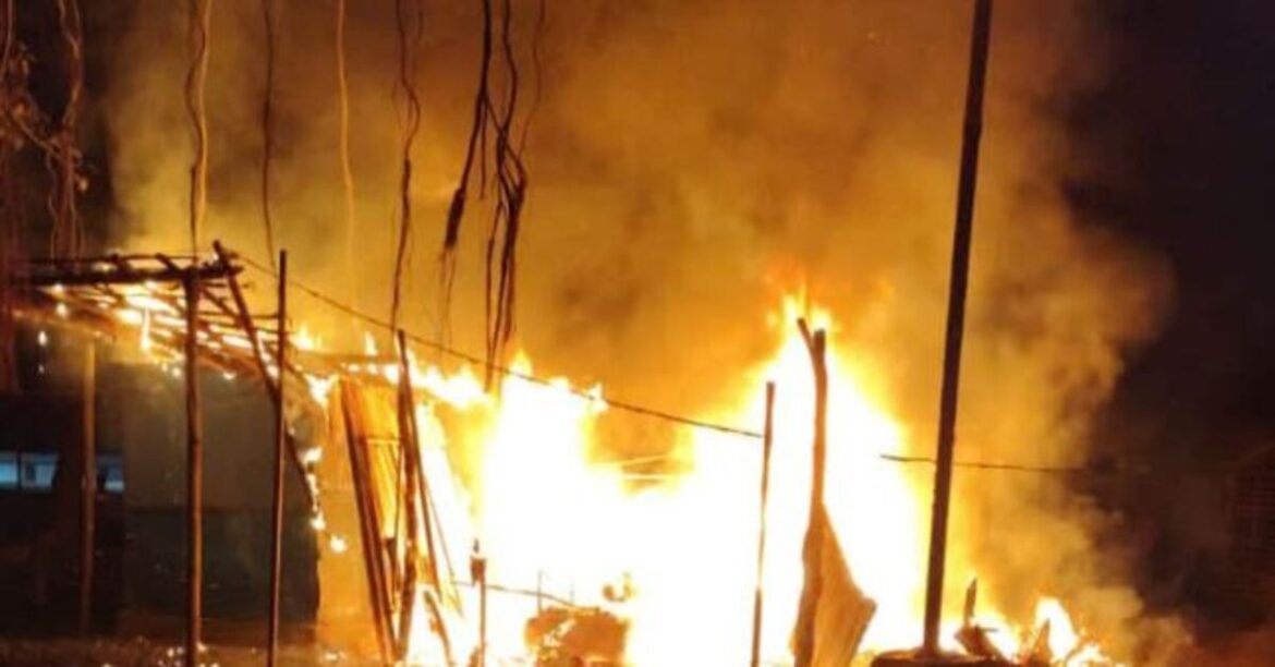 घाटशिला के मऊभंडार ऑटो स्टैंड के पास देर रात आग लगने से एक दुकान जलकर राख हो गई। दमकल विभाग की तत्परता से बड़ा हादसा टला।