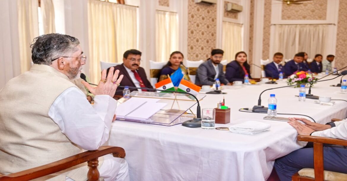 RANCHI: राज्यपाल संतोष कुमार गंगवार ने राँची में NSS के उत्कृष्ट स्वयंसेवकों को सम्मानित किया और युवाओं को समाज सेवा के लिए प्रेरित किया।