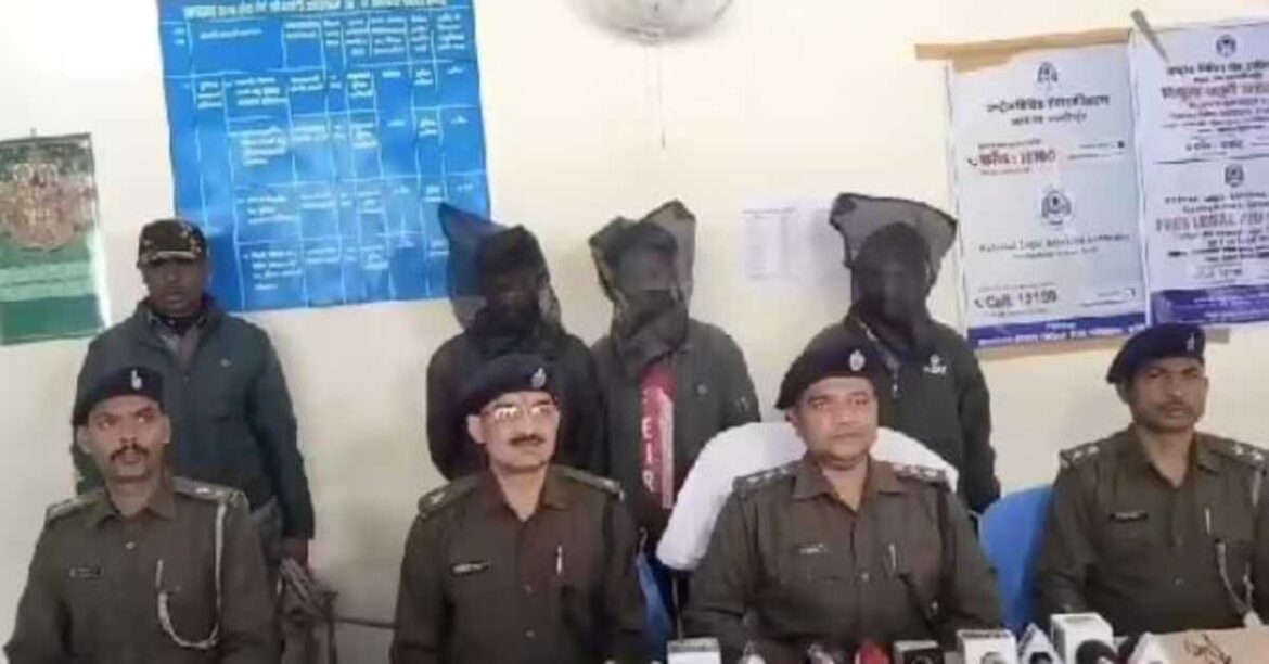 रांची के लालपुर थाना क्षेत्र में हुई हत्या का पुलिस ने खुलासा करते हुए तीन आरोपियों को गिरफ्तार किया। आपसी विवाद में गई थी जान।