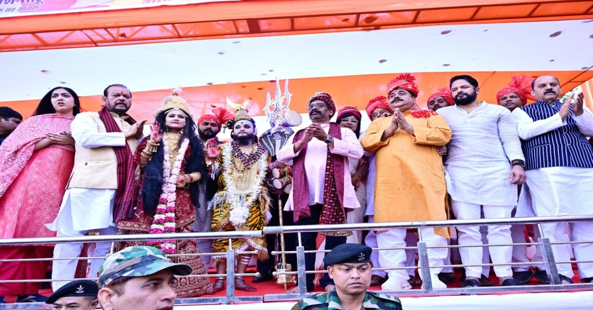 RANCHI CM NEWS: मुख्यमंत्री हेमंत सोरेन महाशिवरात्रि महोत्सव में हुए शामिल, जानें क्या कहा भोलेनाथ की पारंपरिक विधि-विधान से की पूजा-अर्चना, राज्य की सुख शांति और समृद्धि की कामना की RANCHI: बम बम भोले..., हर हर महादेव... के जयघोष के बीच मुख्यमंत्री हेमंत सोरेन रविवार को महाशिवरात्रि के पावन अवसर पर ऐतिहासिक पहाड़ी मंदिर पहुंचे। जहां महाशिवरात्रि महोत्सव के पारंपरिक विधि-विधान से भगवान भोलेनाथ की पूजा-अर्चना की। साथ राज्य की उन्नति, सुख-समृद्धि-शांति और खुशहाली की कामना की। उन्होंने राज्य वासियों को शुभकामनाएं दी और कहा कि आप सभी पर बाबा भोलेनाथ का आशीर्वाद सदैव बना रहे। श्रद्धालुओं की उमड़ी भीड़ मुख्यमंत्री ने कहा कि महाशिवरात्रि के पावन अवसर पर ऐतिहासिक पहाड़ी मंदिर में हर वर्ष श्रद्धा और आस्था का सैलाब उमड़ता है। इस वर्ष भी यहां हजारों की संख्या में श्रद्धालु भगवान भोलेनाथ के दर्शन और पूजा के लिए पहुंच रहे हैं। मैं यहां आये सभी श्रद्धालुओं का हार्दिक अभिनंदन करता हूं और भगवान भोलेनाथ से उनके खुशहाल जीवन की कामना करता हूं। आप सभी इस महापर्व को पूरे हर्षोल्लास के साथ मनाएं। श्री शिव बारात आयोजन महासमिति, पहाड़ी मंदिर रांची द्वारा मुख्यमंत्री का परंपरानुसार स्वागत और अभिनंदन किया गया।