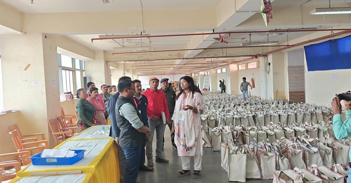 नगरपालिका चुनाव 2026 की तैयारी तेज, प्रेक्षक ने सामग्री कोषांग का निरीक्षण किया और अधिकारियों को प्रशिक्षण देकर निष्पक्ष मतदान सुनिश्चित करने पर जोर दिया।