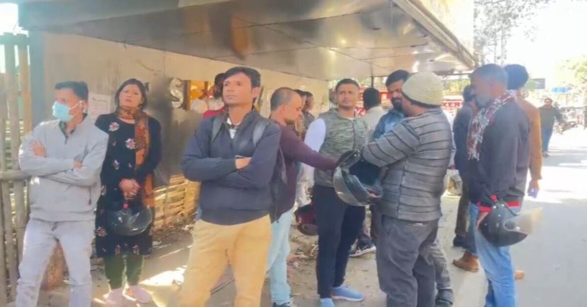 RANCHI: JPSC कार्यालय के बाहर अभ्यर्थियों का शांतिपूर्ण प्रदर्शन, 2024 वैकेंसी में संशोधन और आयु सीमा में छूट की मांग, प्रशासन ने सुरक्षा के किए पुख्ता इंतजाम।