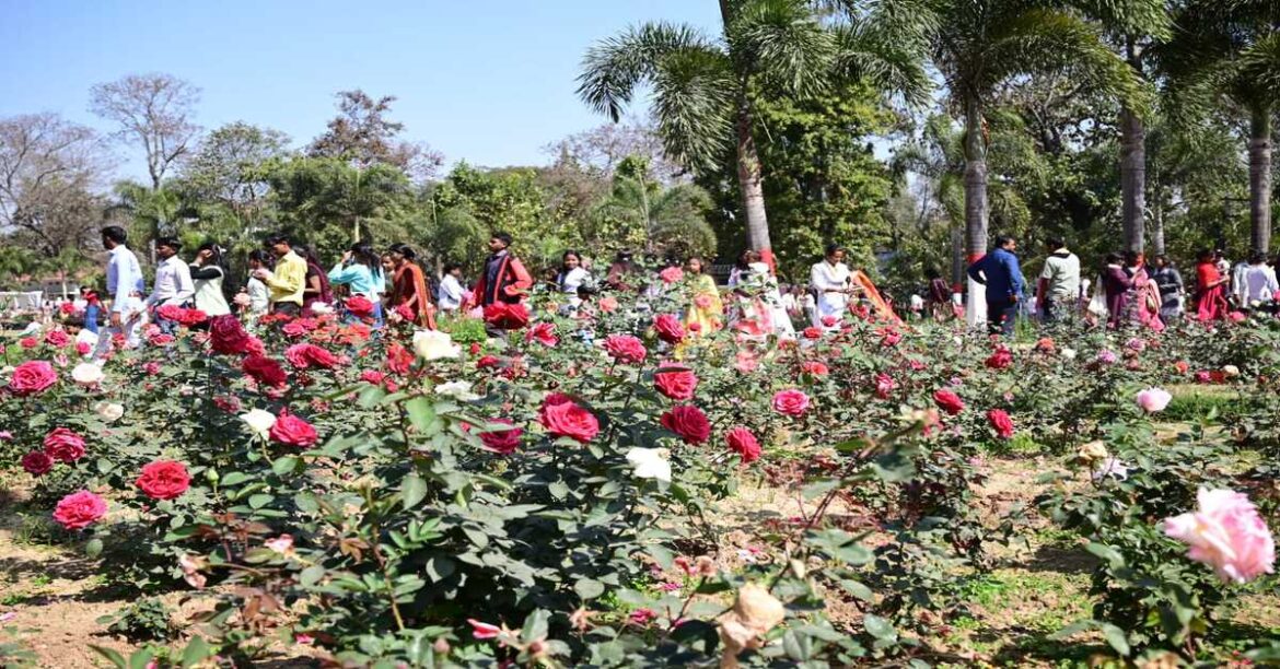 रांची के लोक भवन उद्यान को लोगों की भीड़ को देखते हुए 15 फरवरी 2026 तक खोलने का निर्णय लिया गया है। अब तक 4.92 लाख लोग भ्रमण कर चुके हैं।