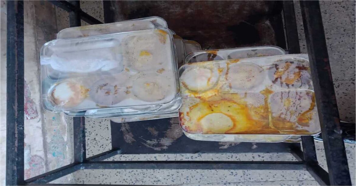 RANCHI: रांची रिम्स अस्पताल में मेन्यू होने के बावजूद मरीजों को एक जैसा खिचड़ी खाना दिया जा रहा है, प्लास्टिक में परोसे भोजन से स्वास्थ्य पर खतरा।