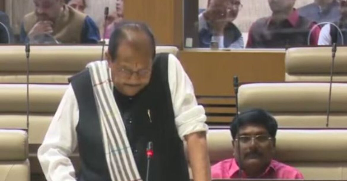 रांची : वित्त मंत्री राधाकृष्ण किशोर झारखंड विधानसभा के बजट सत्र में मंगलवार को वित्तीय वर्ष 2026-27 के लिए अबुआ बजट पेश कर रहे हैं। करीब 1.60 लाख करोड़ रुपये का बजट सदन पटल में पेश होने की संभावना है।