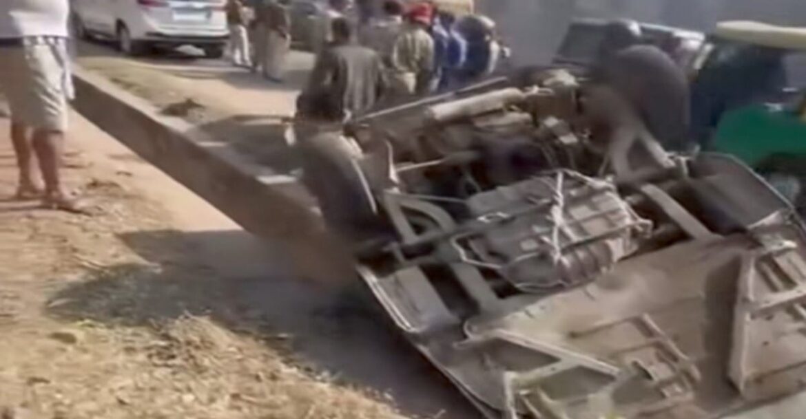 High speed Innova hits auto and falls into drain in Burmamines Jamshedpur