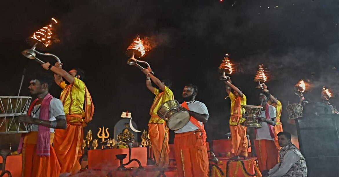 Grand Aarti of Swarnarekha River Performed by Banaras Pandits on Mahashivratri