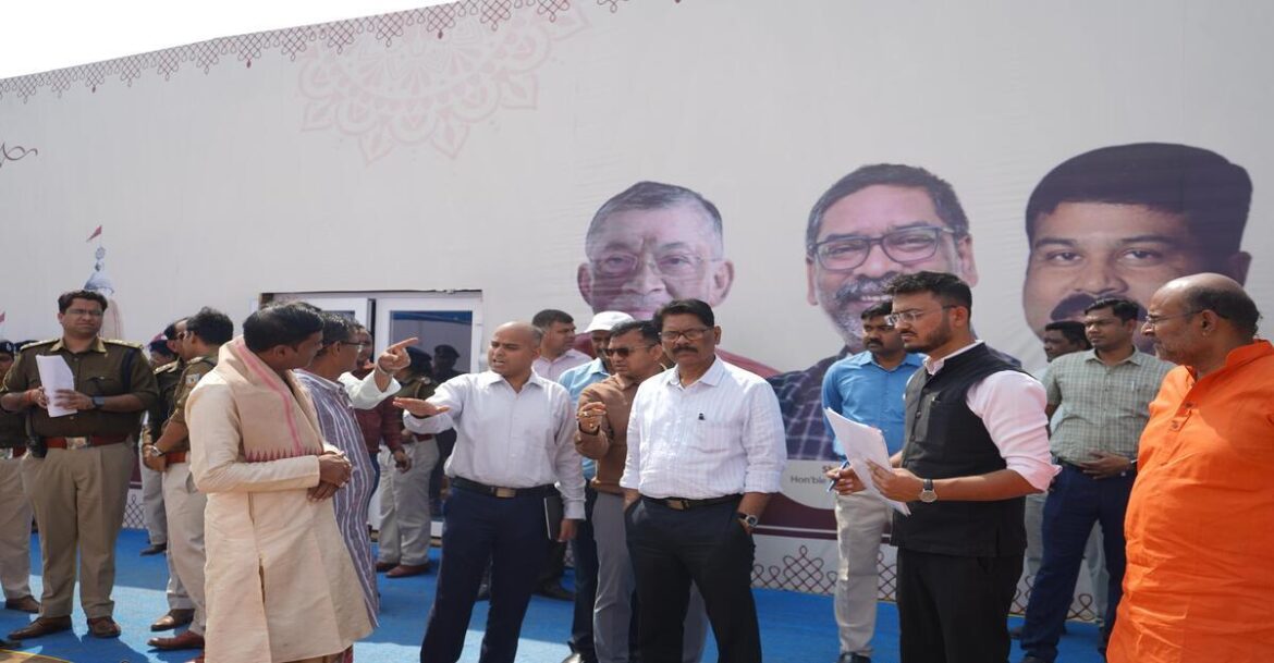 President Droupadi Murmu arriving in Jamshedpur from Nagpur during official visit