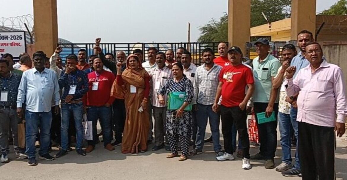 ईवीएम वेयर हाउस पर भाजपा उम्मीदवार का प्रदर्शन