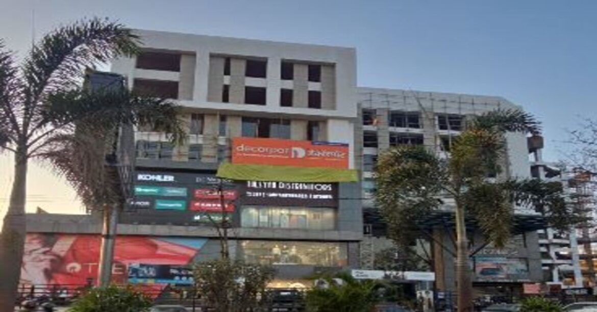 RANCHI: हरमू रोड स्थित (B+G+7) और (B+G+4) भवनों का निरीक्षण किया गया, बिना स्वीकृत योजना निर्माण गतिविधियां पाई गईं, नियम उल्लंघन पर कार्रवाई होगी।