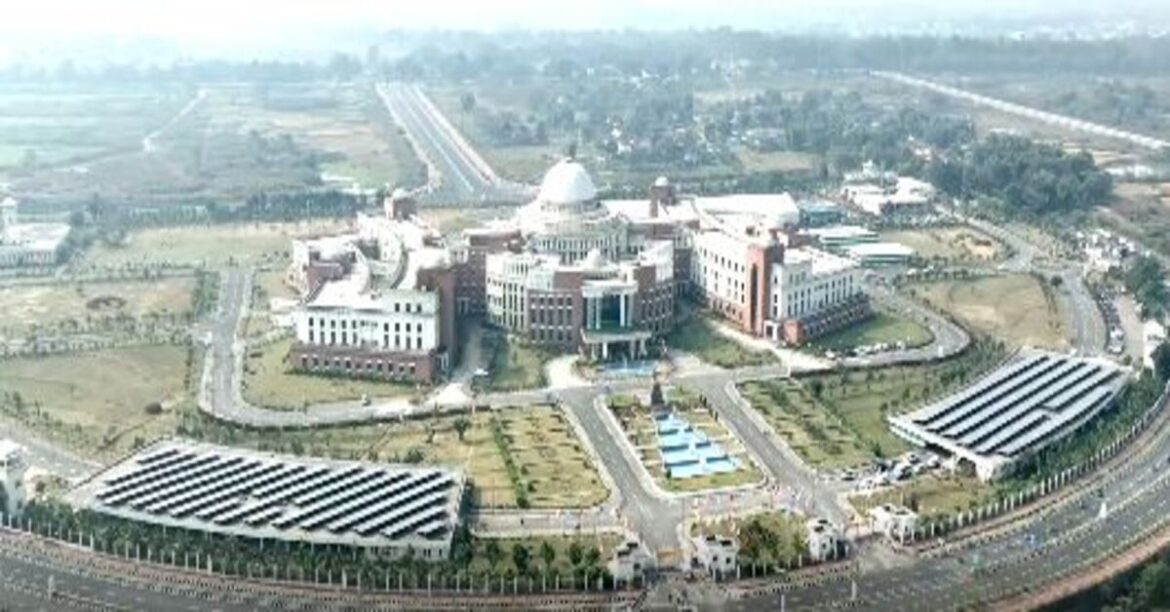 RANCHI: झारखंड विधानसभा में वित्त मंत्री राधाकृष्ण किशोर ने ₹6450 करोड़ का तृतीय अनुपूरक बजट पेश किया। शून्यकाल में जनहित मुद्दों पर भी चर्चा हुई।