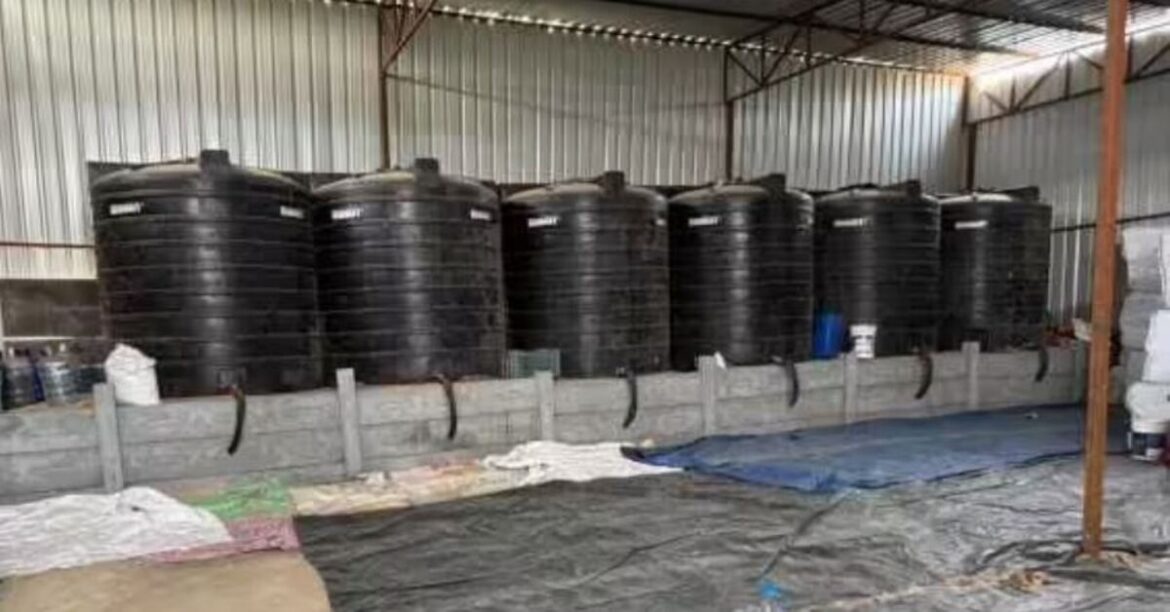 RANCHI: नगर निकाय चुनाव से पहले रांची में अवैध शराब फैक्ट्री पर छापेमारी, 15 हजार लीटर स्पिरिट और शराब बनाने के उपकरण जब्त किए गए।