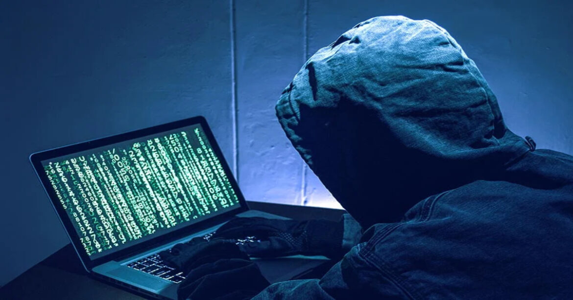 रांची में वीडियो कॉल पर फर्जी जांच अधिकारी बनकर ठगों ने महिला से 8 लाख रुपए ठग लिए। साइबर थाना में मामला दर्ज, जांच जारी।