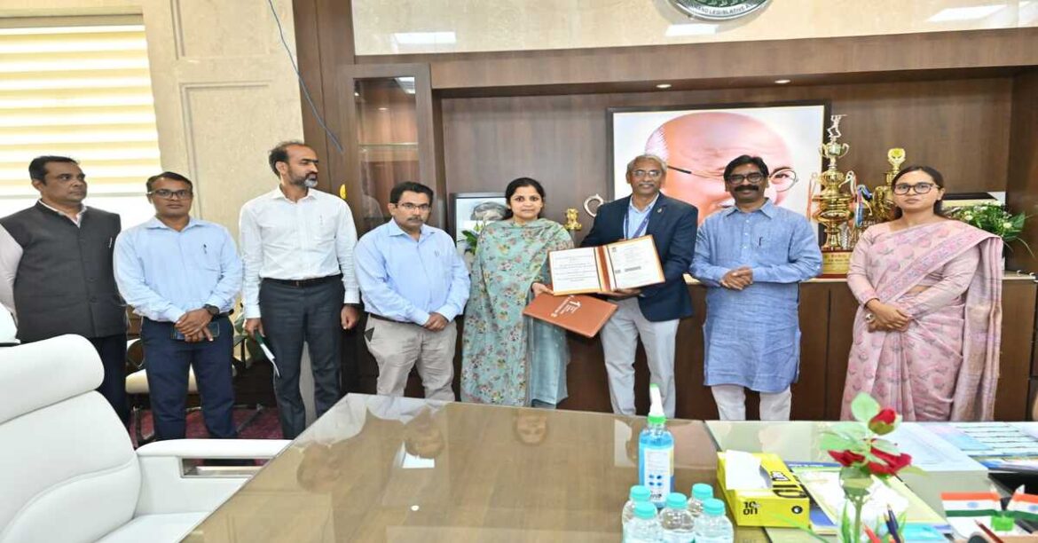 RANCHI: रांची में बेकन फैक्ट्री पुनरुद्धार और बागवानी विकास के लिए दो एमओयू पर हस्ताक्षर, जिससे झारखंड के किसानों की आय और कृषि क्षेत्र को मिलेगा बड़ा बढ़ावा।