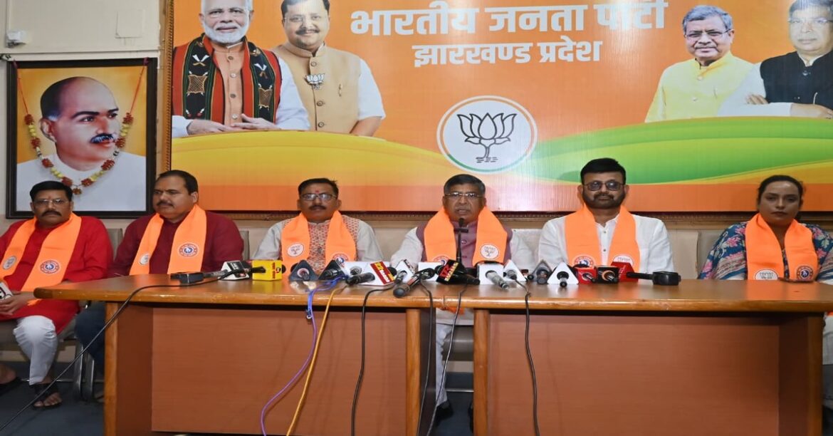 झारखंड में सीएम आवास निर्माण को लेकर विवाद बढ़ा। बीजेपी ने हेमंत सोरेन पर फिजूल खर्ची का आरोप लगाते हुए विरोध का ऐलान किया।
