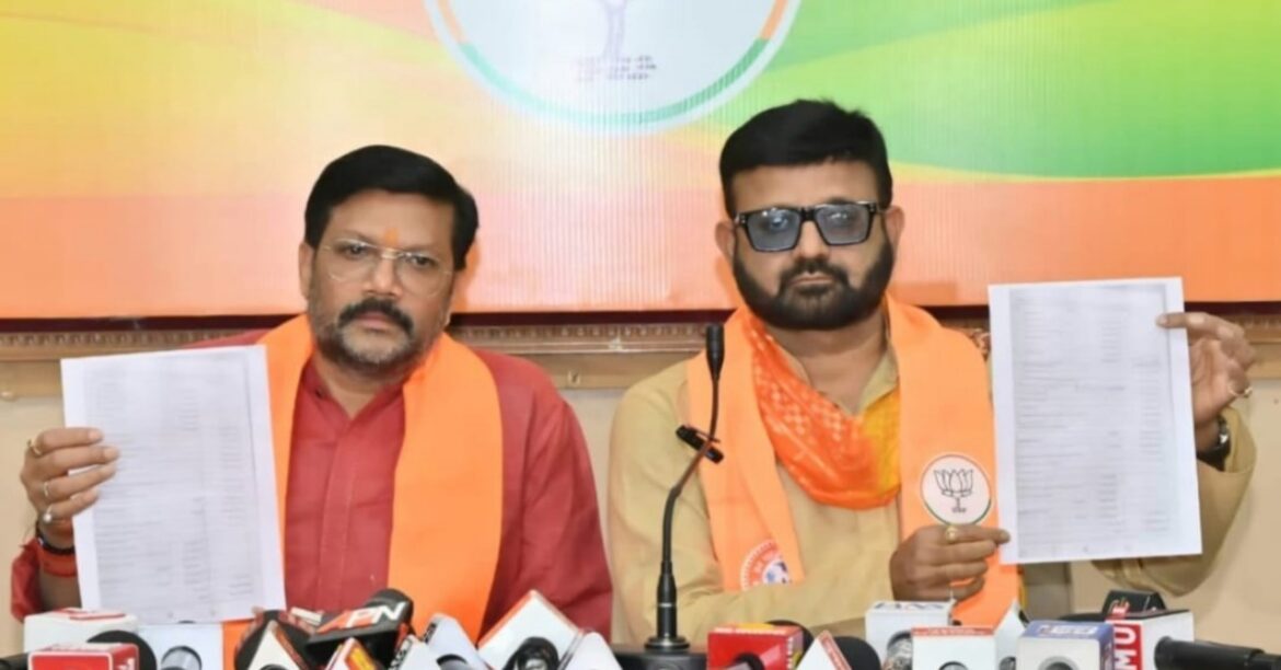 RANCHI: भाजपा ने मुख्यमंत्री आवास परियोजना को लेकर हेमंत सोरेन पर निशाना साधा। प्रतुल शाहदेव ने 100 करोड़ के ‘शीश महल’ बनाने का आरोप लगाया।