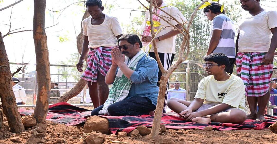 मुख्यमंत्री हेमंत सोरेन ने रामगढ़ के पैतृक गांव नेमरा में बाहा पर्व में भाग लेकर जाहेर थान में पूजा-अर्चना की और राज्य की सुख-समृद्धि की कामना की।