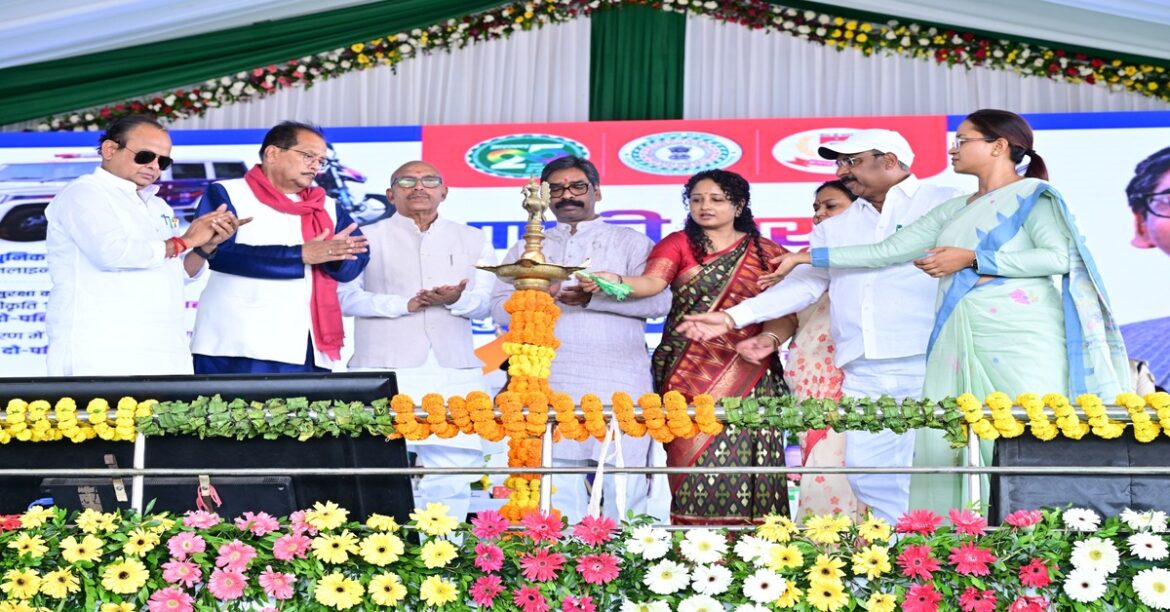 RANCHI: मुख्यमंत्री हेमंत सोरेन ने झारखंड पुलिस को 1,485 आधुनिक वाहन सौंपे और 12 नए थानों का ऑनलाइन शिलान्यास किया।