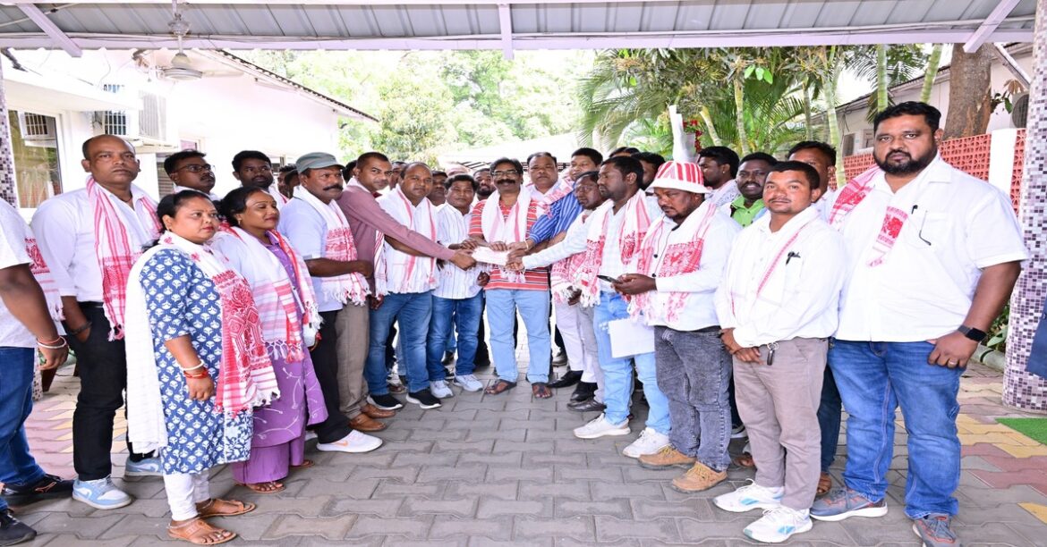 सरहुल पर्व पर केंद्रीय सरना समिति और सरना पूजा समिति ने सीएम हेमंत सोरेन को रांची में आयोजित कार्यक्रम में शामिल होने का न्योता दिया।