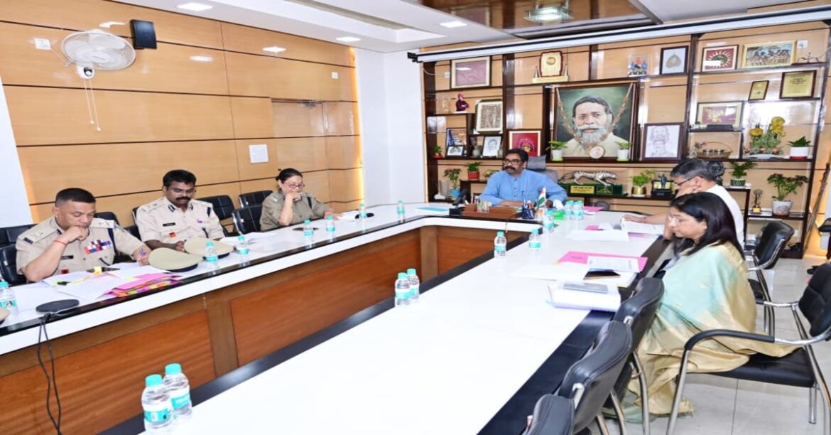 RANCHI: मुख्यमंत्री हेमंत सोरेन ने पर्वों पर सुरक्षा और शांति बनाए रखने के लिए उच्च स्तरीय बैठक कर पुलिस-प्रशासन को सख्त निर्देश दिए।