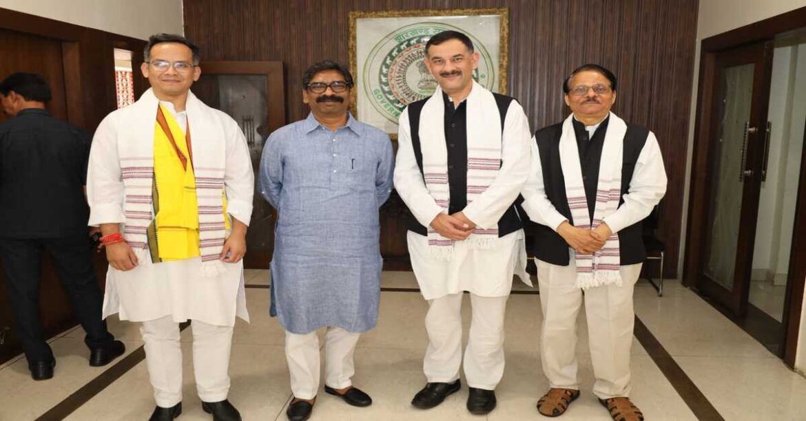 RANCHI: झारखंड सीएम हेमंत सोरेन ने असम कांग्रेस अध्यक्ष गौरव गोगोई से मुलाकात कर आगामी असम चुनाव और विकास योजनाओं पर चर्चा की।