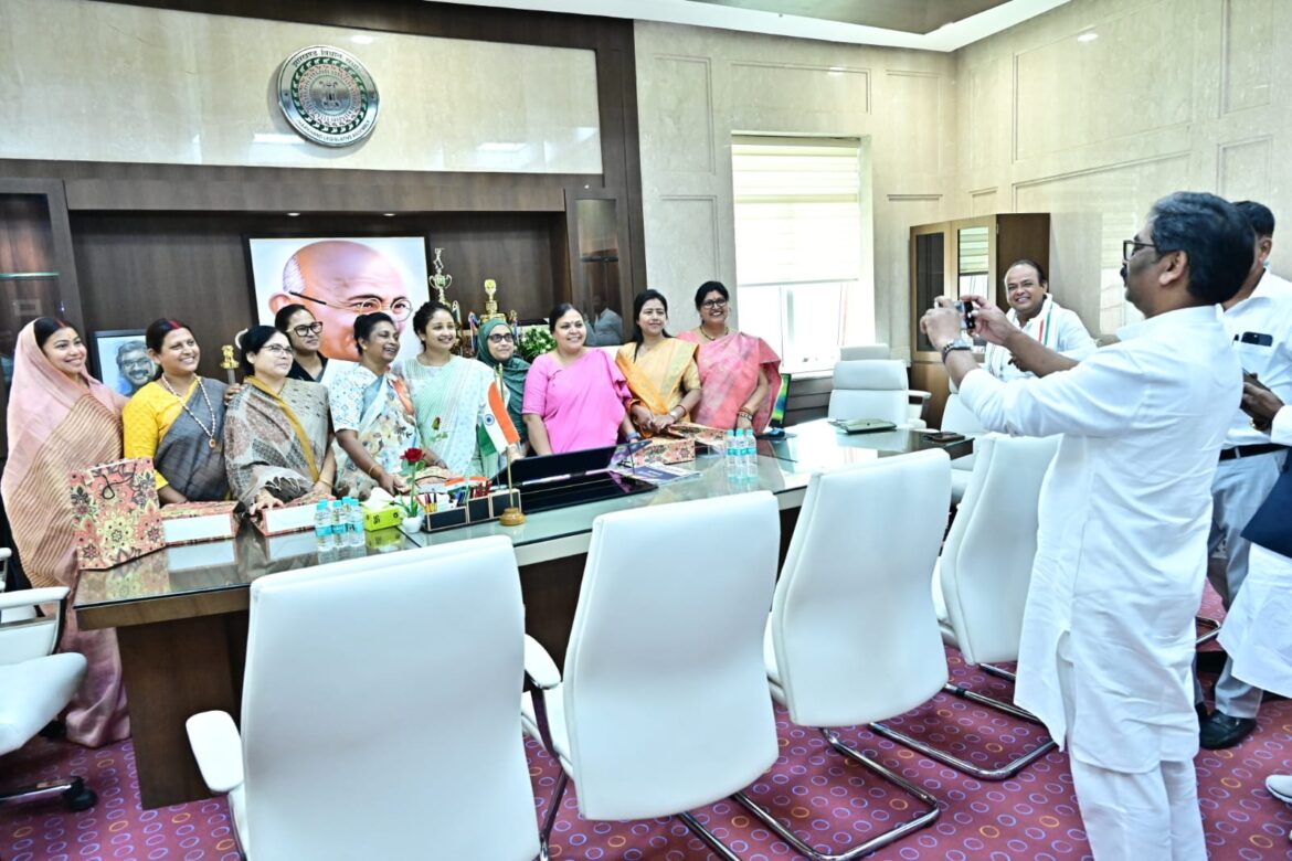 मुख्यमंत्री हेमंत सोरेन से झारखंड विधानसभा की महिला सदस्यों ने मुलाकात की। महिला सशक्तिकरण और राज्य विकास में महिलाओं की भूमिका पर चर्चा हुई।
