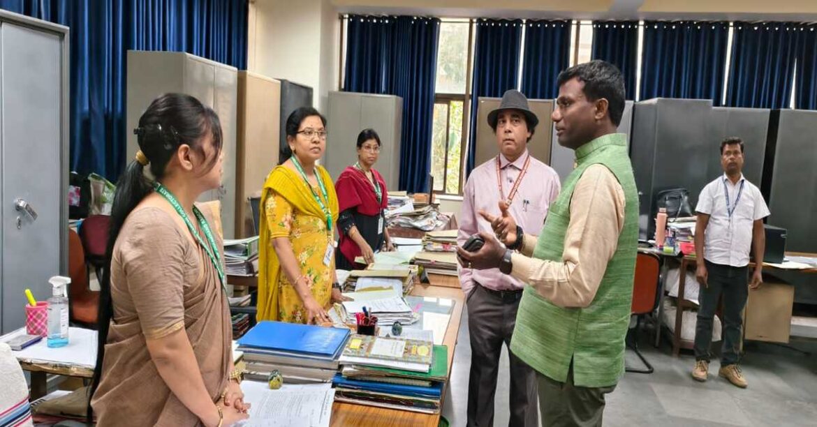 RANCHI: होली की छुट्टियों के बाद रांची डीसी मंजूनाथ भजन्त्री ने समाहरणालय के कार्यालयों का औचक निरीक्षण किया, अनुपस्थित कर्मचारियों को शो-कॉज नोटिस जारी करने का निर्देश दिया।