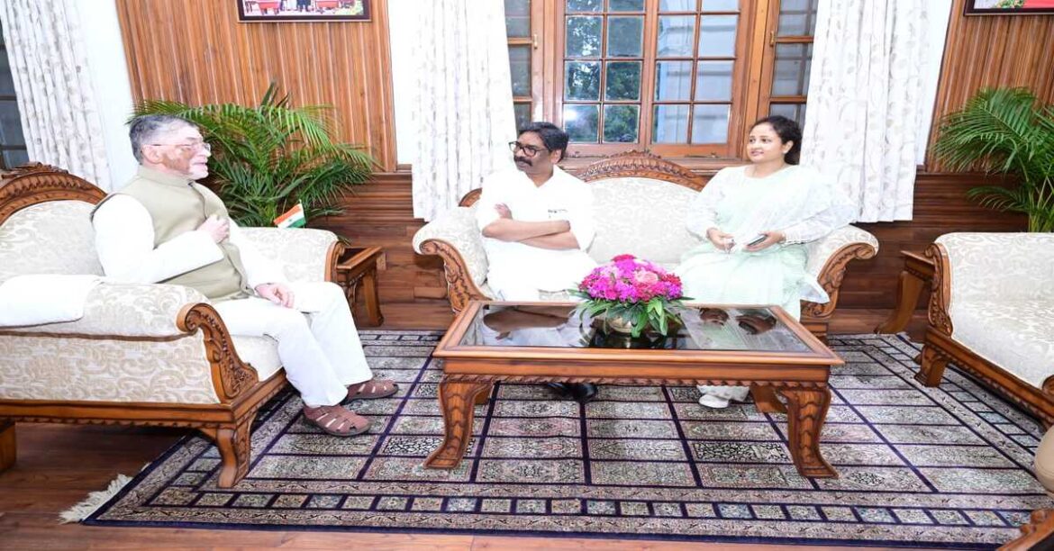 मुख्यमंत्री हेमंत सोरेन ने राज्यपाल से मुलाकात की, विकास योजनाओं और दावोस-यूके यात्रा में निवेश व सतत विकास संबंधी जानकारी दी।