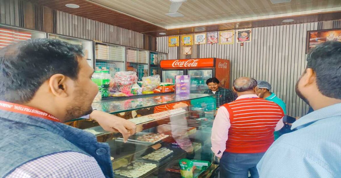 रांची से ओरमांझी तक फूड सेफ्टी विभाग की जांच में लड्डू में अधिक फूड कलर मिला, पनीर के सैंपल भी जांच के लिए भेजे गए। कार्रवाई की तैयारी।