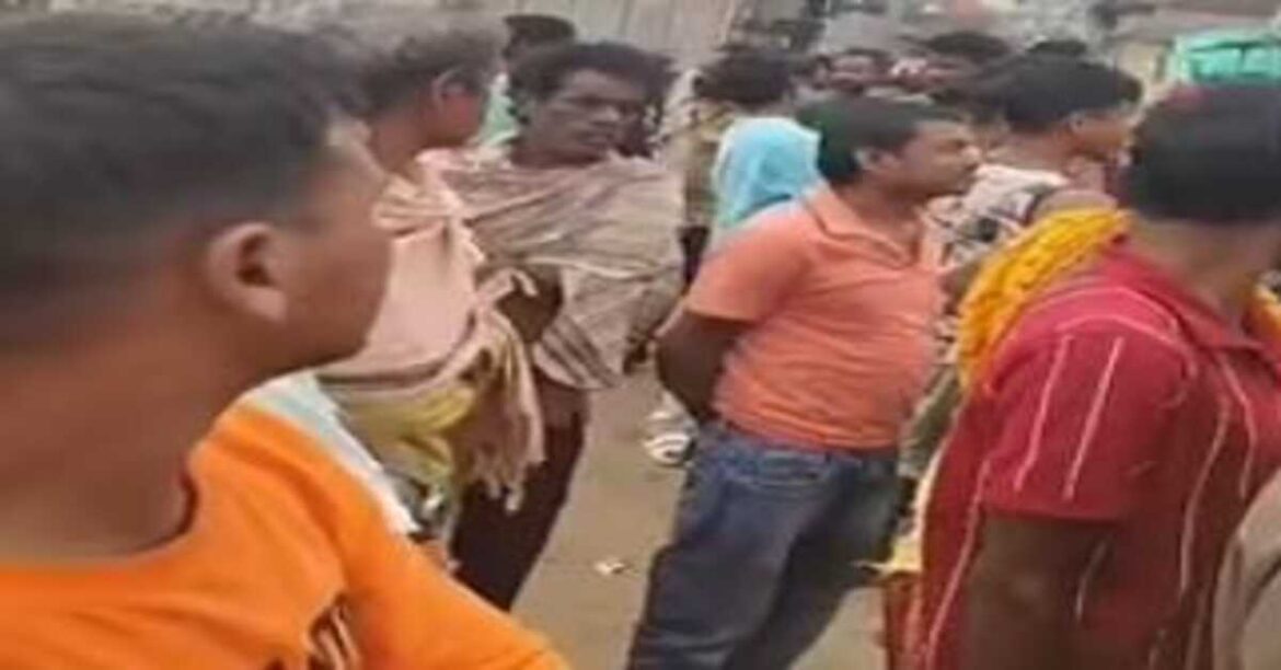 घटना की सूचना मिलते ही पुलिस मौके पर पहुंची और महिला को भीड़ से बचाकर अपने कब्जे में लिया