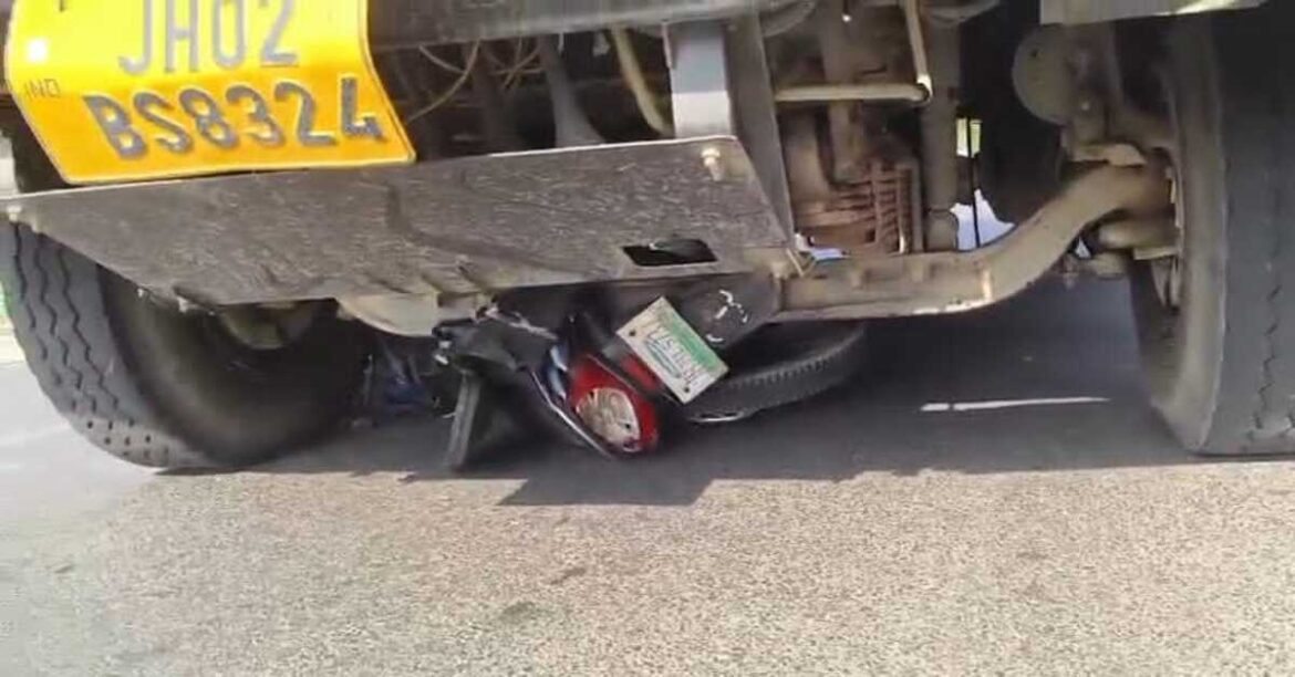 Koderma road accident two bikers killed by Hyva truck