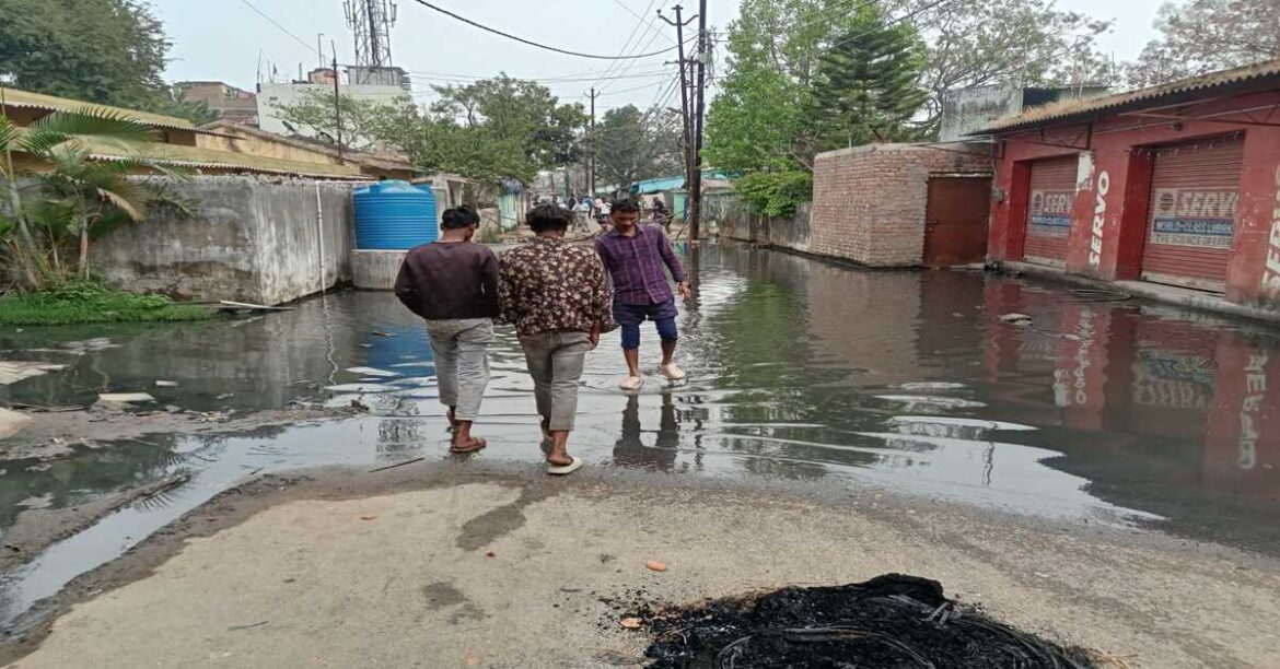 RANCHI : चार महीने से नाले के पानी और गंदगी से परेशान लोगों ने विरोध में सड़क बंद कर दी। नगर निगम से कई बार शिकायत के बाद भी समस्या बरकरार।