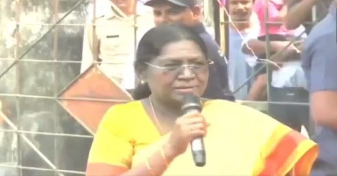 RANCHI: पश्चिम बंगाल में राष्ट्रपति द्रौपदी मुर्मू के कार्यक्रम पर विवाद को लेकर कांग्रेस नेता राकेश सिन्हा ने चिंता जताई और प्रोटोकॉल पालन की मांग की।