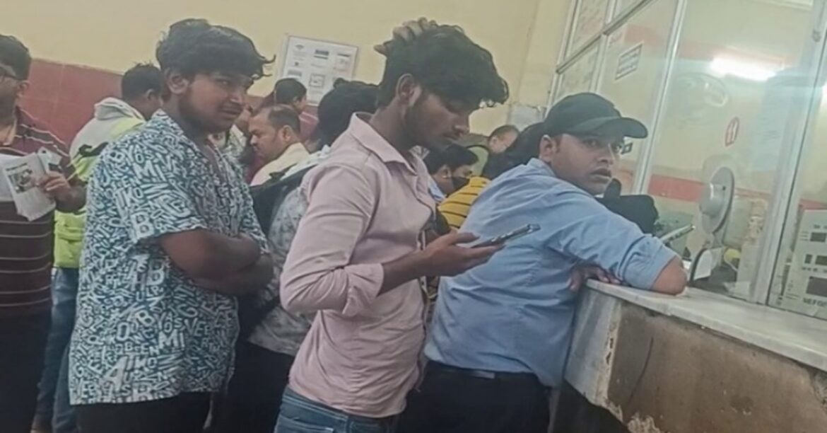 राउरकेला स्टेशन पर तत्काल टिकट कालाबाजारी की जांच तेज, विजिलेंस टीम CCTV फुटेज खंगाल रही, यात्रियों ने निष्पक्ष कार्रवाई की मांग की।