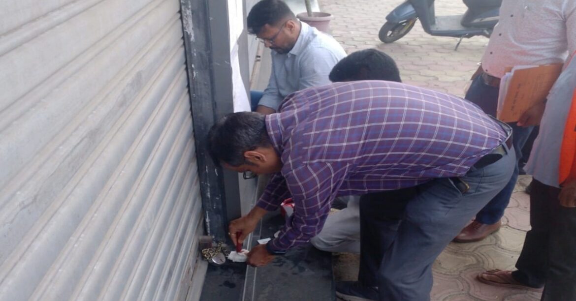 RANCHI: रांची नगर निगम ने भवन प्लान उल्लंघन पर तीन दुकानों को सील किया, अवैध कब्जे हटाए और जल संकट से निपटने के लिए एचवाईडीटी की जांच तेज की।