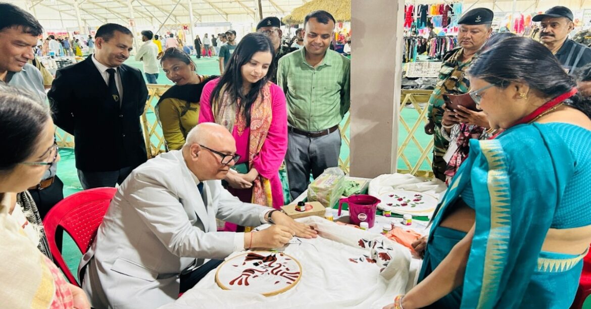 RANCHI: रांची के मोरहाबादी मैदान में आयोजित सरस मेला 2026 में तसर सिल्क साड़ियां, सोहराय साड़ी, रागी कैंडी और 650 स्टॉल लोगों को आकर्षित कर रहे हैं।