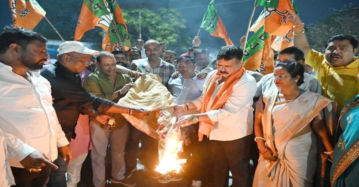 BJP workers protesting and burning an effigy of Mamata Banerjee in Jamshedpur.